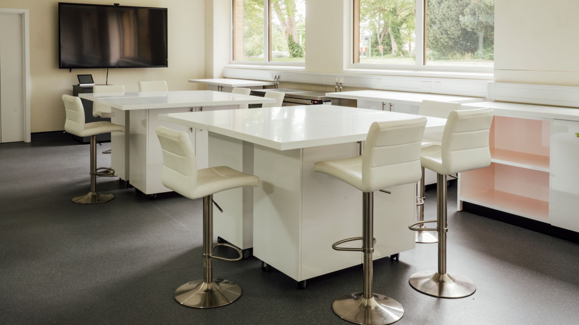 modern-incubator-lab-to-rent-bedford