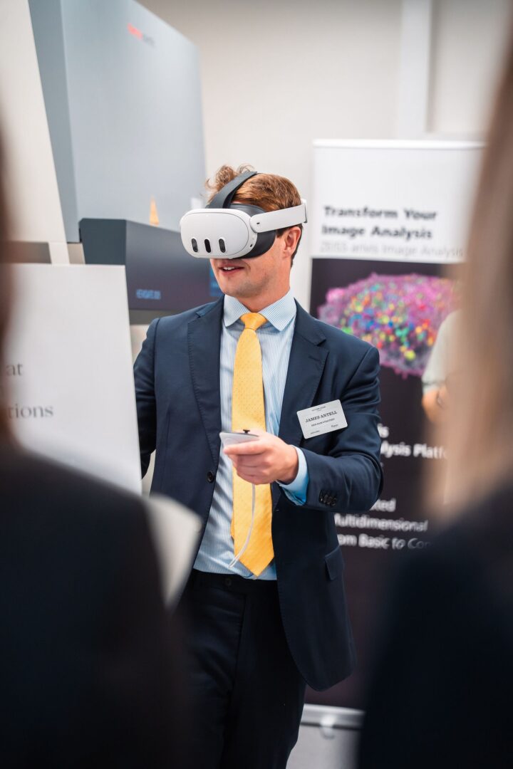 Image taken at the Victoria House launch event: a guest tries out the ZEISS Celldiscoverer 7 with LSM 900 alongside ZEISS arivis, presented through an immersive VR experience,.