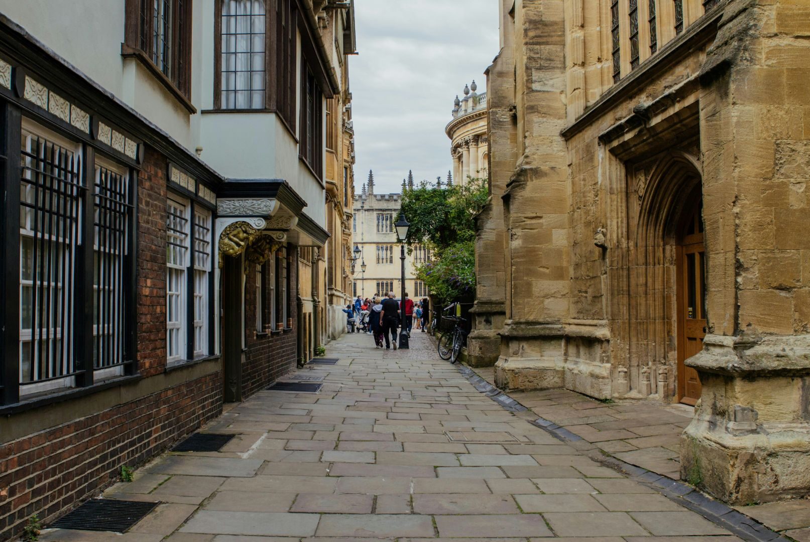 Historic Streets of Oxford A historic pedestrian street lined with Oxford’s distinctive university buildings